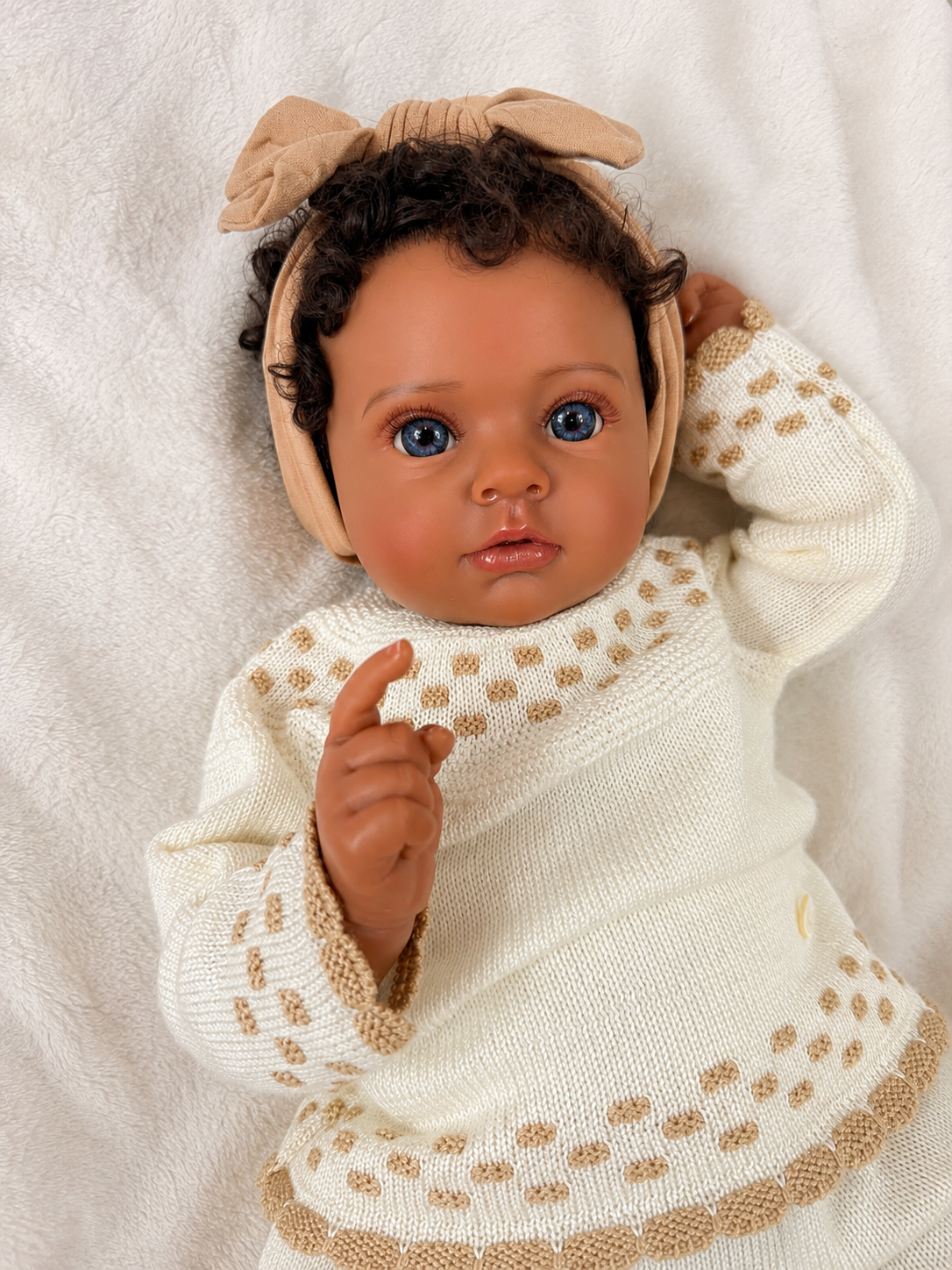 Yanet 🤎 Muñeca Realista 48cm 2,86kg | Bebé Estilo Reborn Vinilo con Ojos Azules