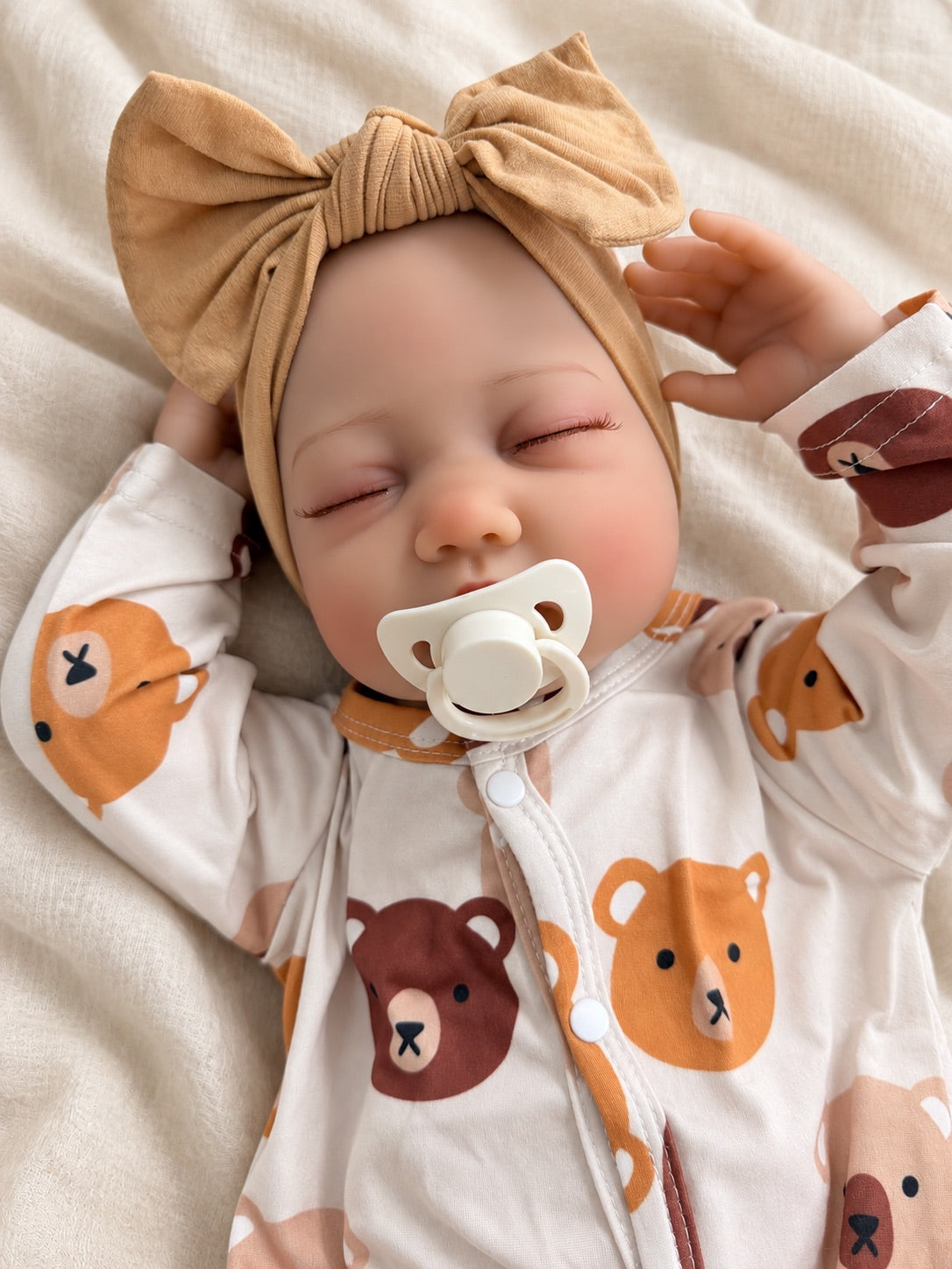 Mei 🤎 Muñeca Realista 56cm 825g | Bebé Estilo Reborn Vinilo con Ojos Cerrados