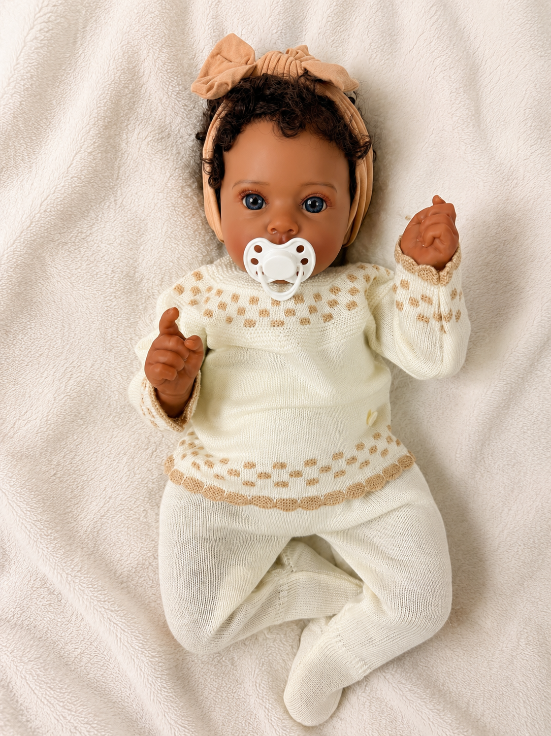 Yanet 🤎 Muñeca Realista 48cm 2,86kg | Bebé Estilo Reborn Vinilo con Ojos Azules