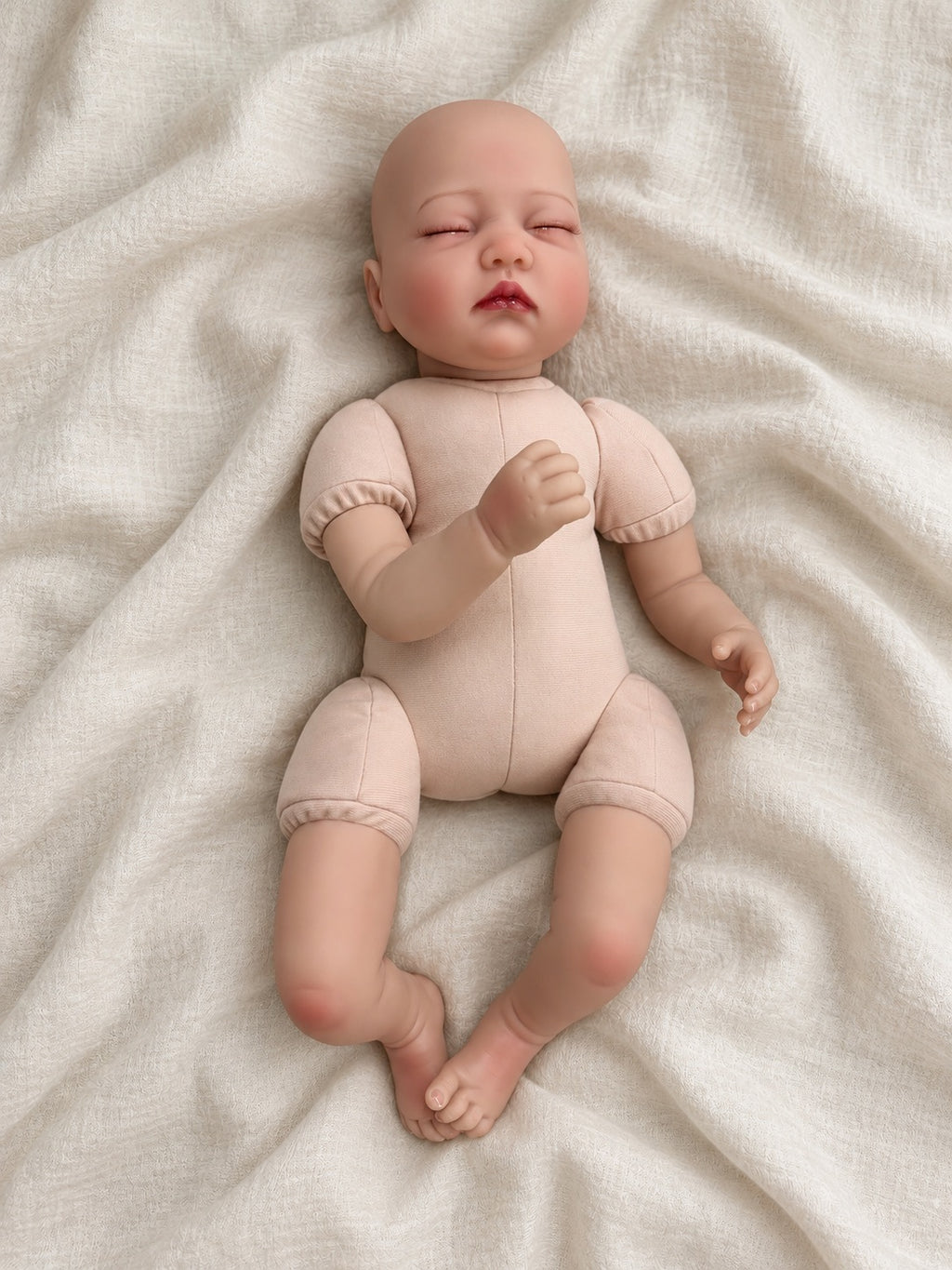 Mei 🤎 Muñeca Realista 56cm 825g | Bebé Estilo Reborn Vinilo con Ojos Cerrados
