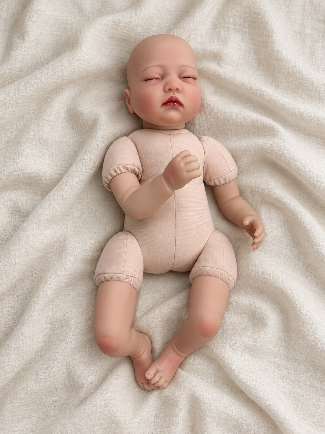 Mei 🤎 Muñeca Realista 56cm 825g | Bebé Estilo Reborn Vinilo con Ojos Cerrados