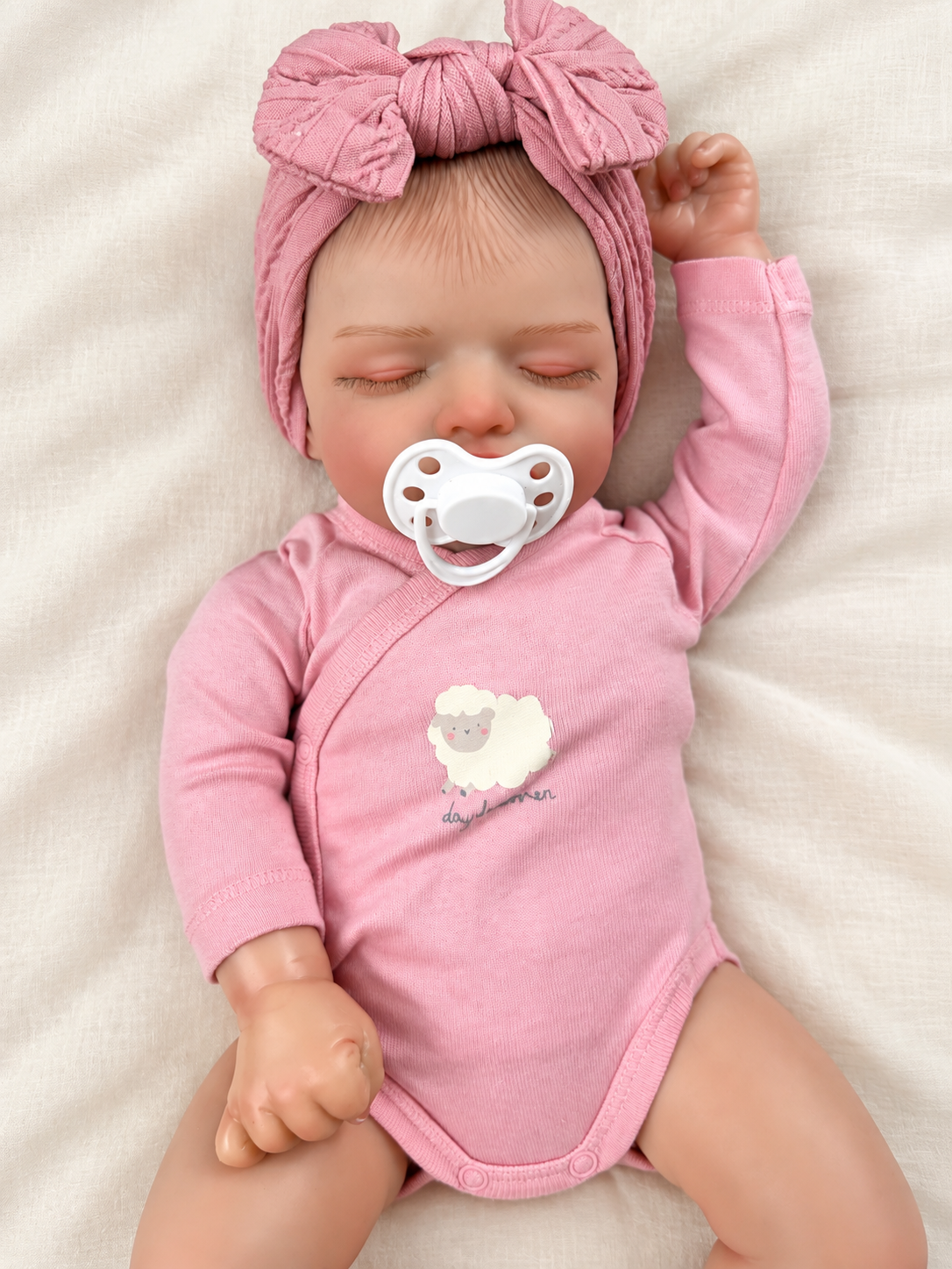 Chloe 🤍 Muñeca Realista 40cm 850gr | Bebé Estilo Reborn Vinilo con Ojos Cerrados