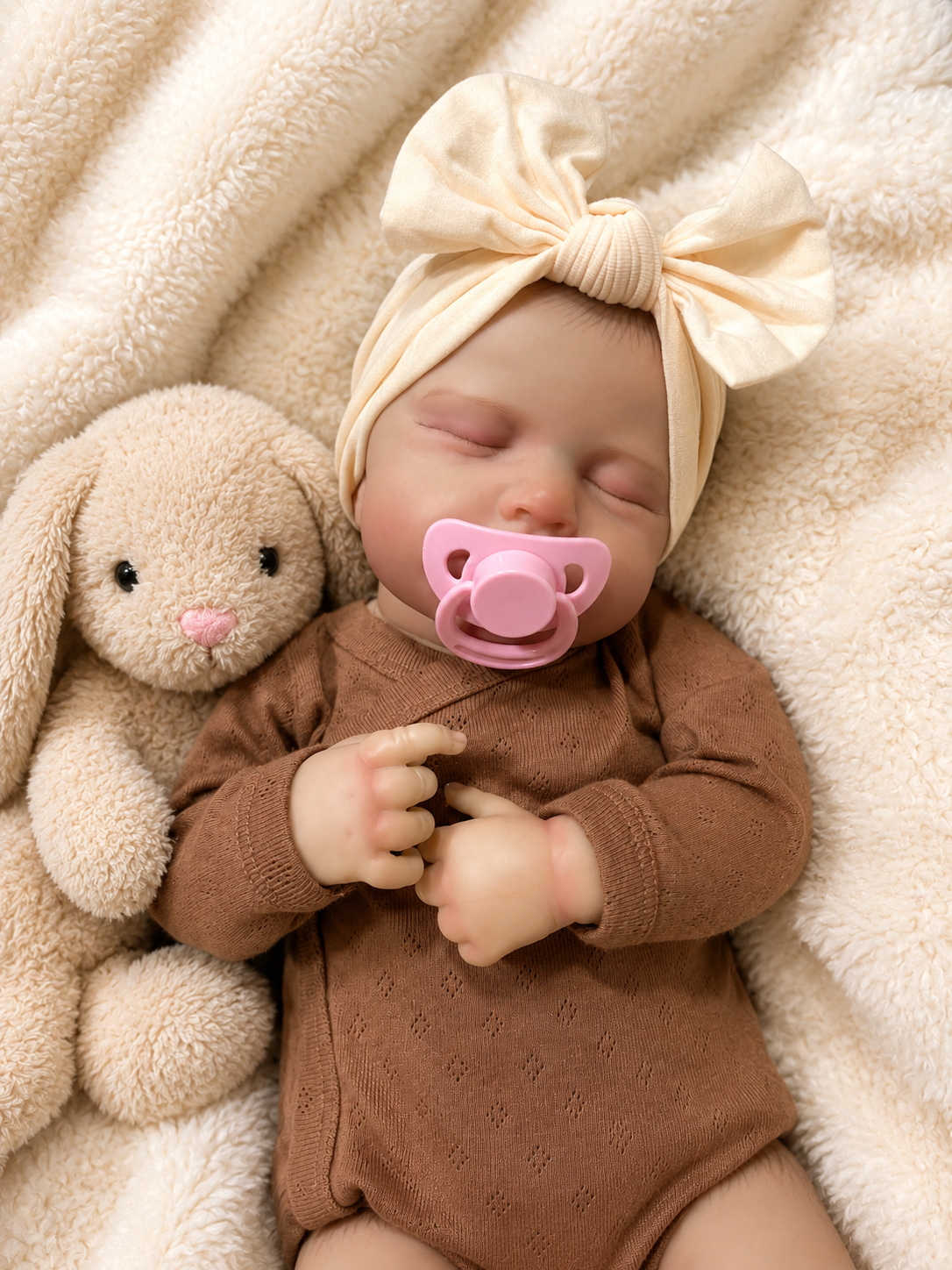 Bella 🤎 Muñeca Realista 50cm 900g | Bebé Estilo Reborn Vinilo con Ojos Cerrados