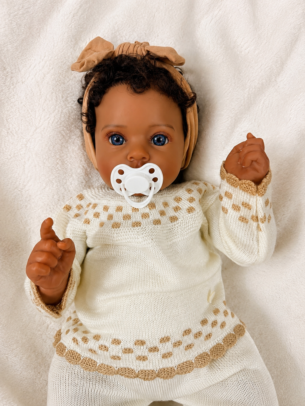 Yanet 🤎 Muñeca Realista 48cm 2,86kg | Bebé Estilo Reborn Vinilo con Ojos Azules