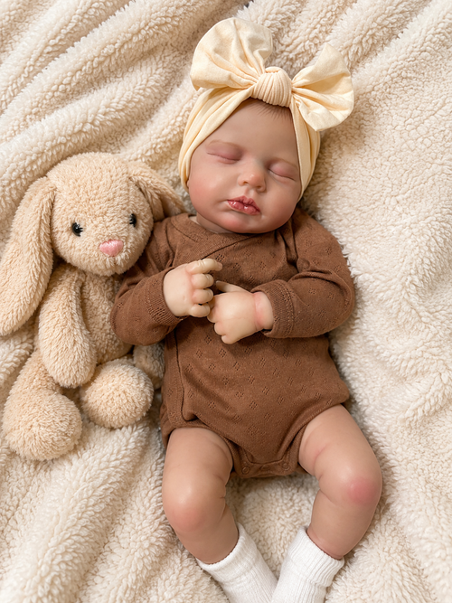 Bella 🤎 Muñeca Realista 50cm 900g | Bebé Estilo Reborn Vinilo con Ojos Cerrados