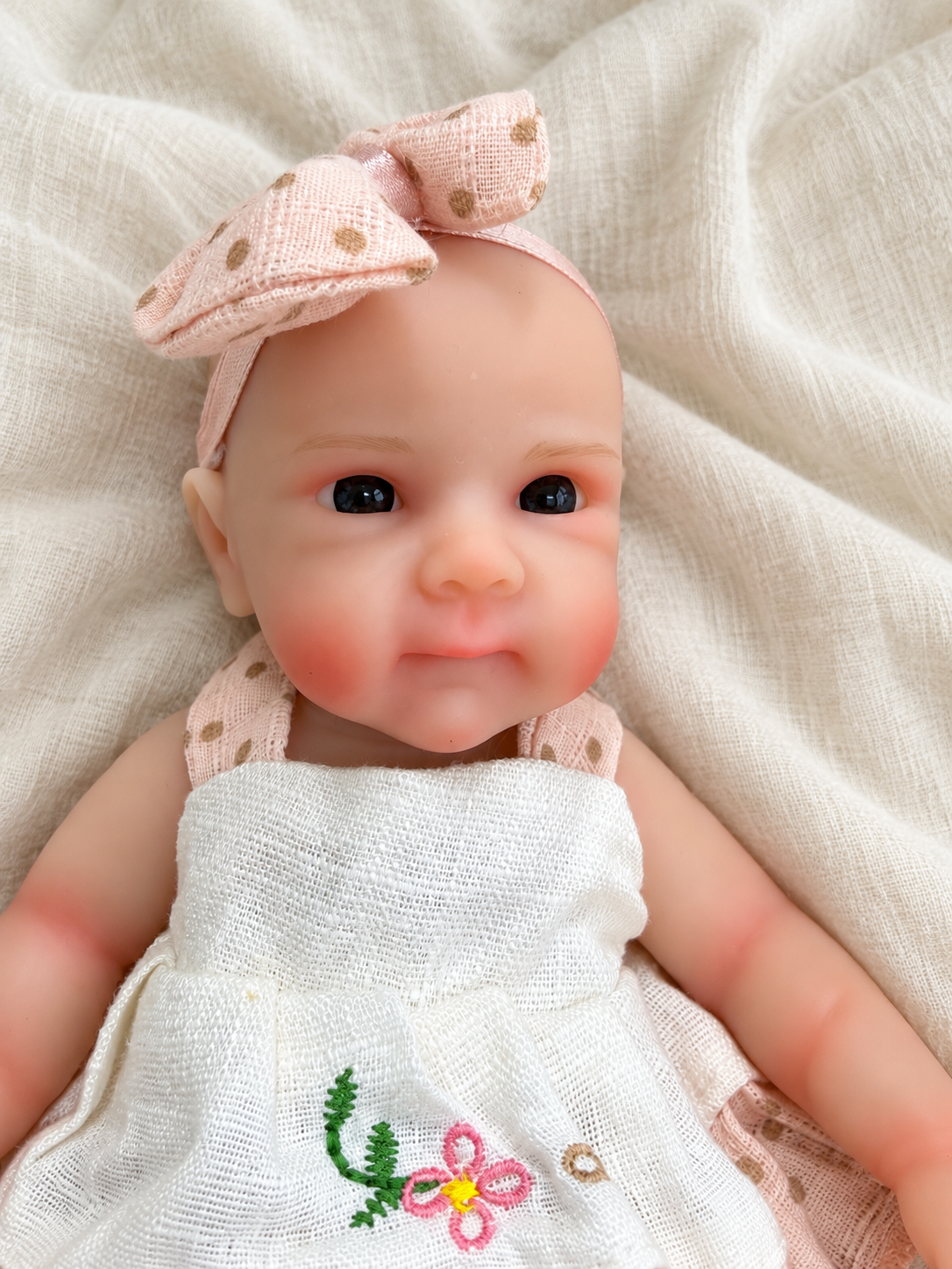 Lili 🌸 Bebé Realista 8” | Silicona 100% | Mini Baby con ojos abiertos (Bebé globito opcional)