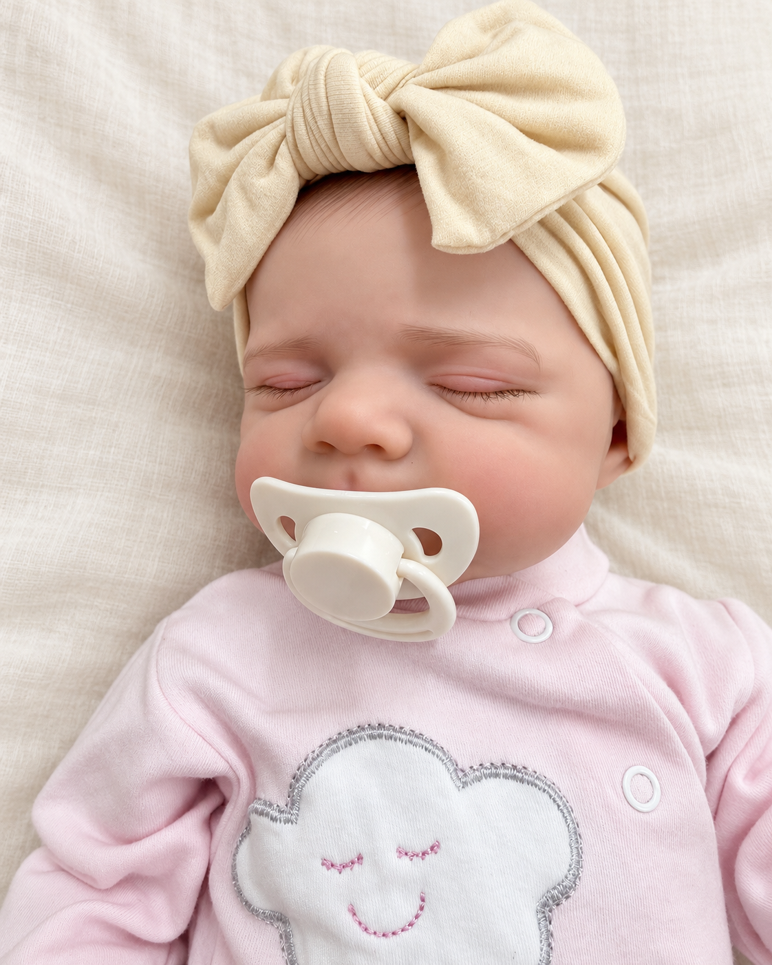 Inés 🩷 Muñeca Realista 46cm 850gr | Bebé Estilo Reborn Vinilo con Ojos Cerrados