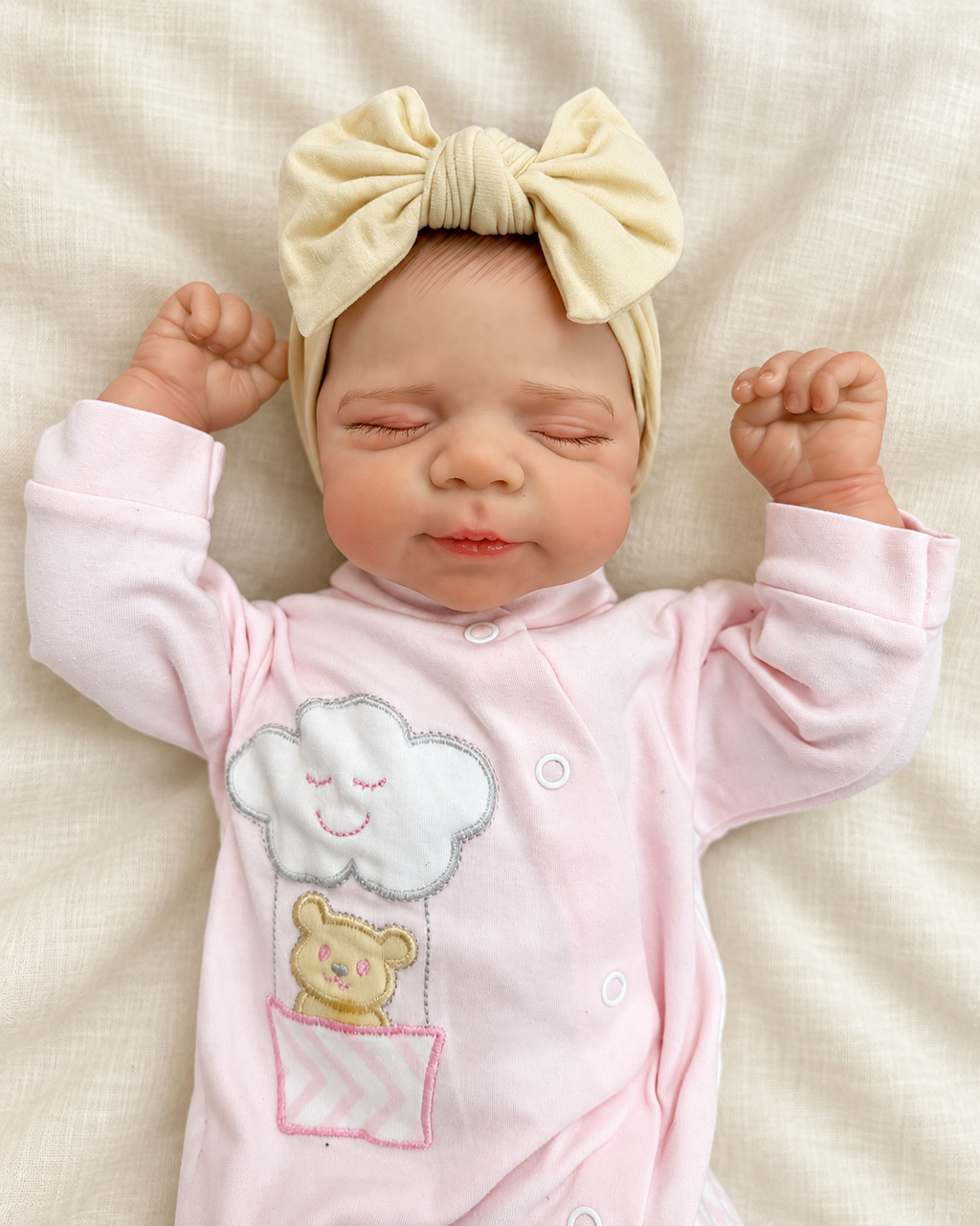 Inés 🩷 Muñeca Realista 46cm 850gr | Bebé Estilo Reborn Vinilo con Ojos Cerrados