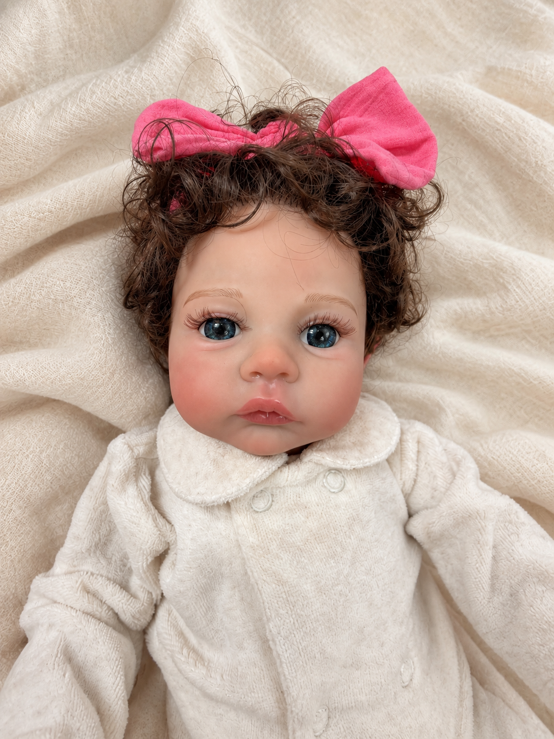 Maca 💛 Muñeca Realista 45cm 850gr | Bebé Estilo Reborn Vinilo con Ojos Azules