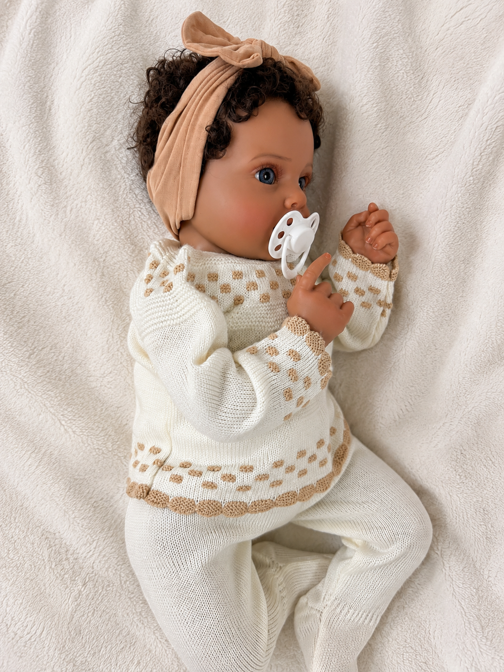 Yanet 🤎 Muñeca Realista 48cm 2,86kg | Bebé Estilo Reborn Vinilo con Ojos Azules