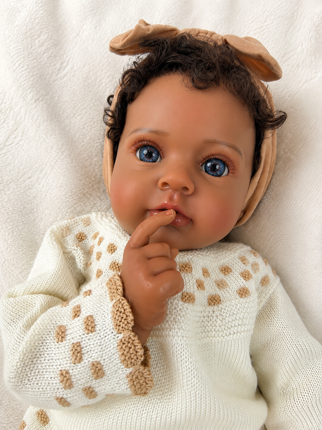 Yanet 🤎 Muñeca Realista 48cm 2,86kg | Bebé Estilo Reborn Vinilo con Ojos Azules