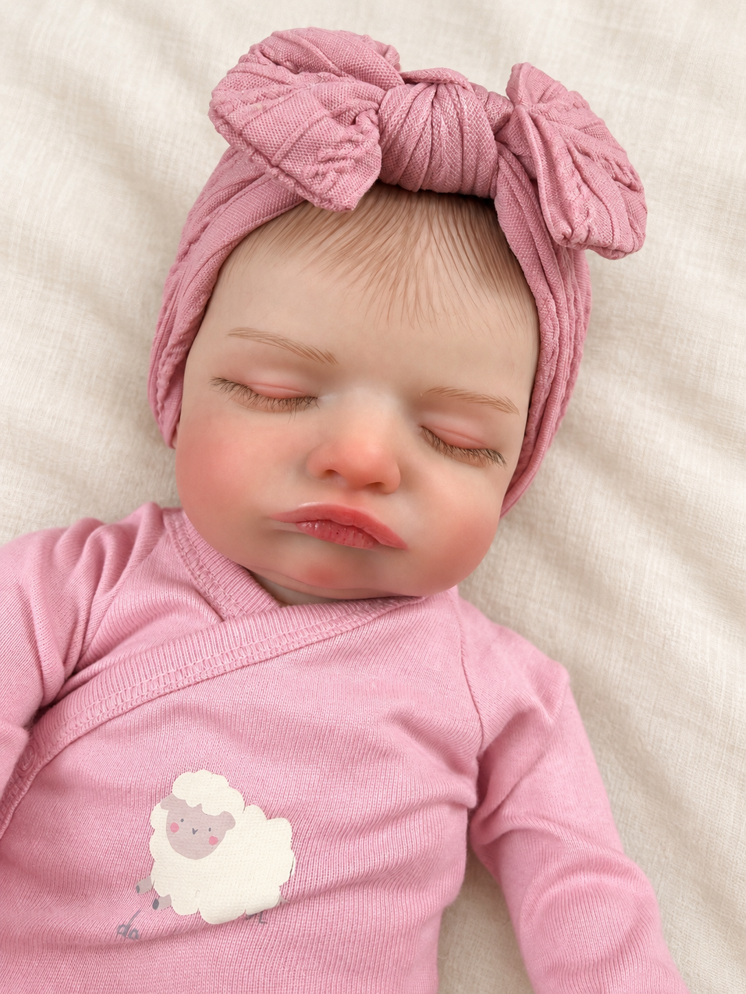 Chloe 🤍 Muñeca Realista 40cm 850gr | Bebé Estilo Reborn Vinilo con Ojos Cerrados