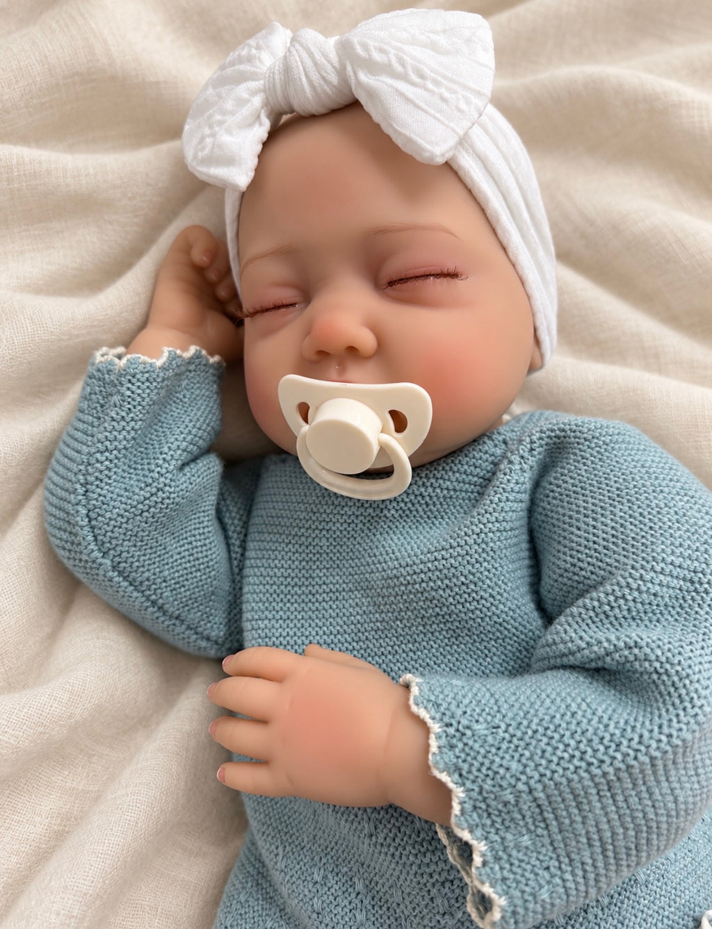 Mei 🤎 Muñeca Realista 56cm 2,230kg | Bebé Estilo Reborn Vinilo con Ojos Cerrados (Copia)