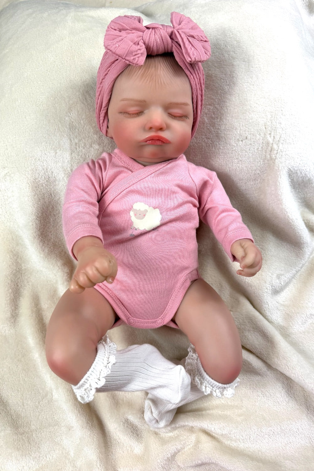 Chloe 🤍 Muñeca Realista 44cm 2kg | Bebé Estilo Reborn Vinilo con Ojos Cerrados