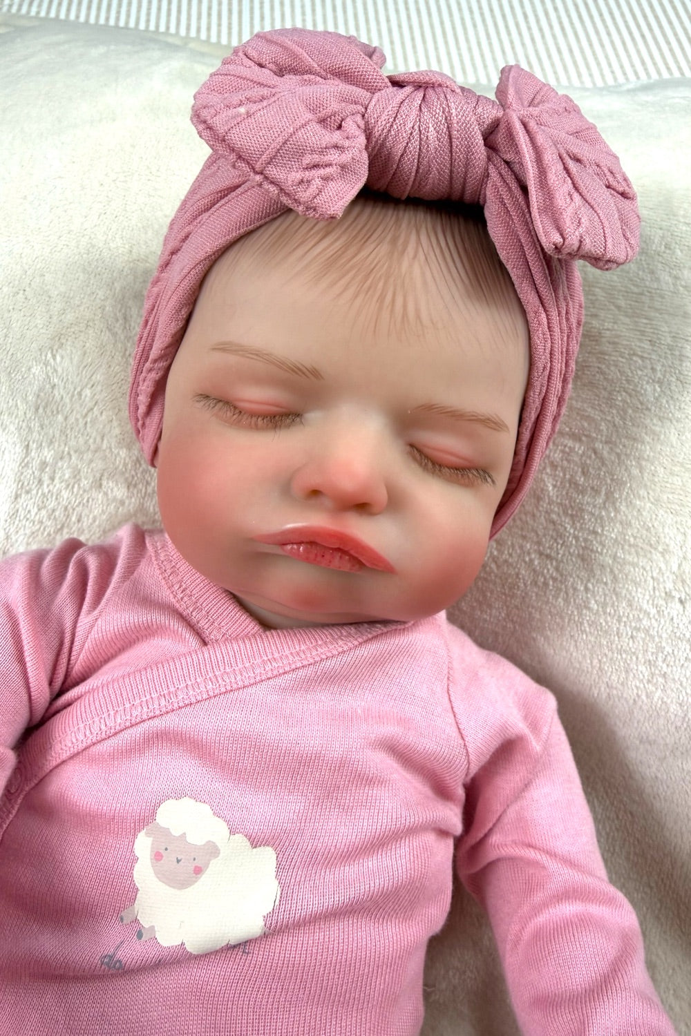 Chloe 🤍 Muñeca Realista 44cm 2kg | Bebé Estilo Reborn Vinilo con Ojos Cerrados