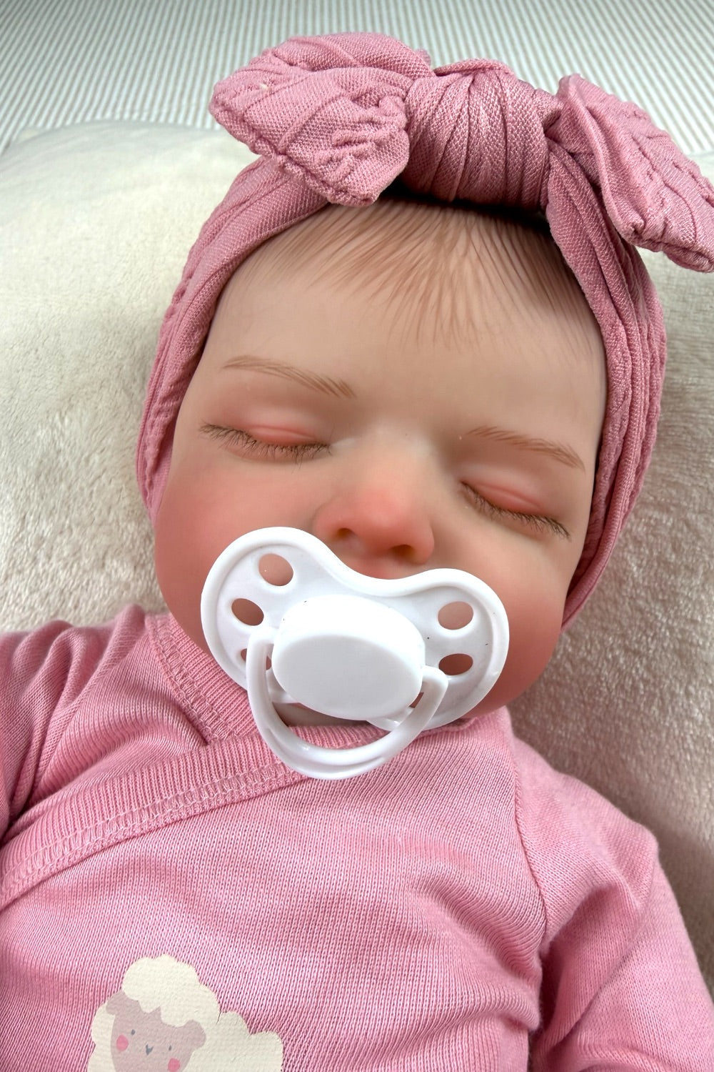 Chloe 🤍 Muñeca Realista 44cm 2kg | Bebé Estilo Reborn Vinilo con Ojos Cerrados