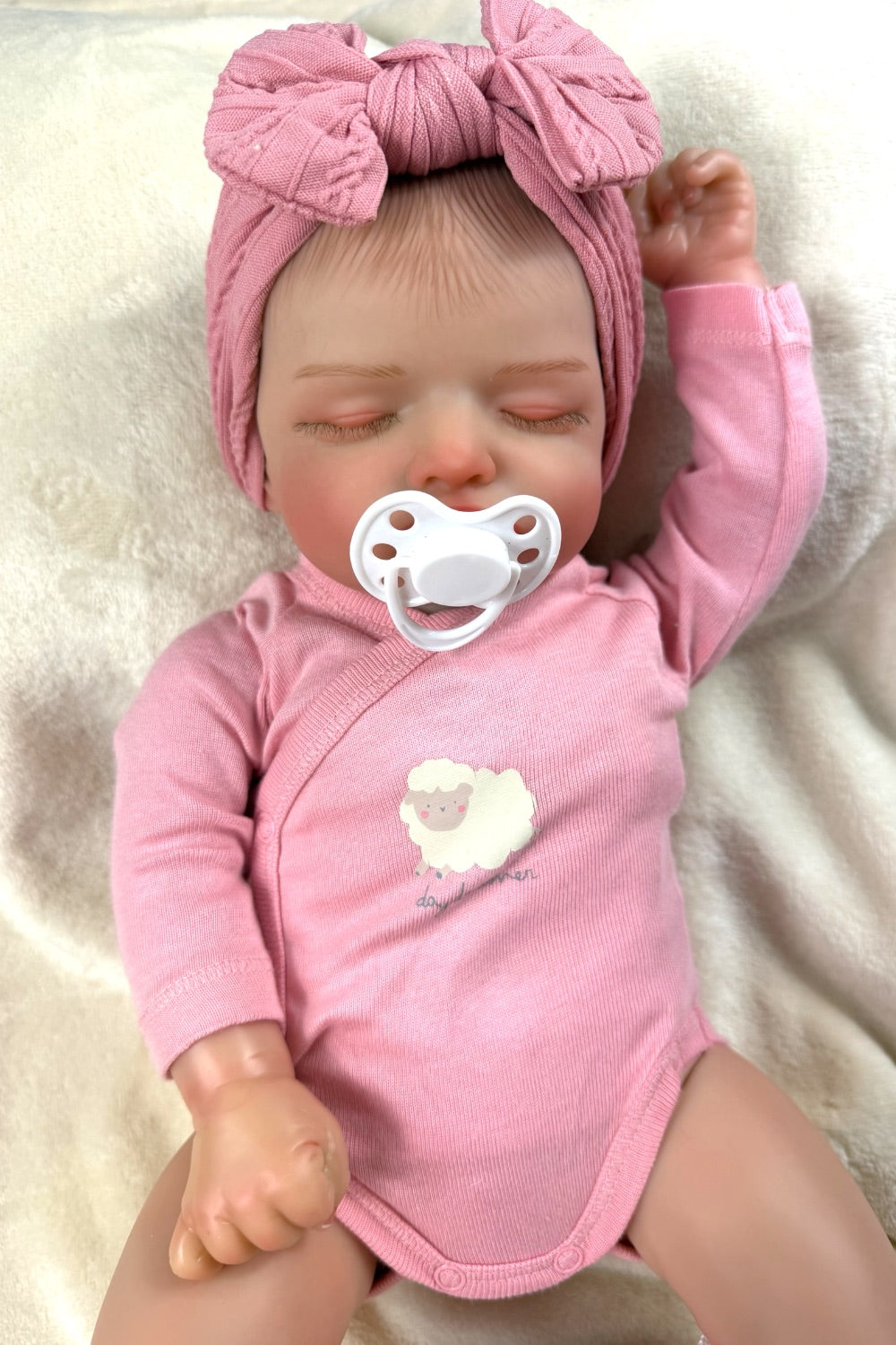 Chloe 🤍 Muñeca Realista 44cm 2kg | Bebé Estilo Reborn Vinilo con Ojos Cerrados