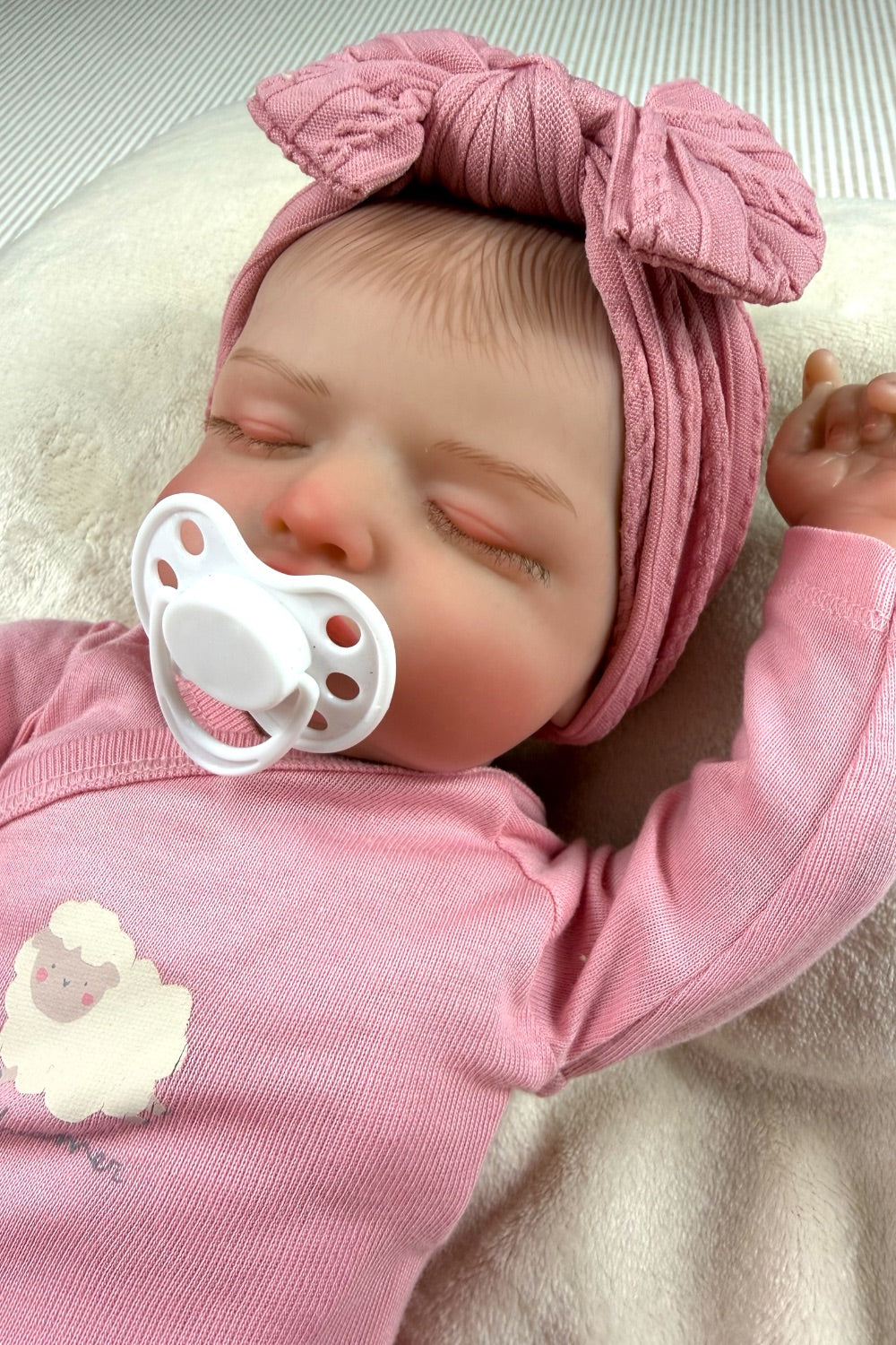 Chloe 🤍 Muñeca Realista 44cm 2kg | Bebé Estilo Reborn Vinilo con Ojos Cerrados