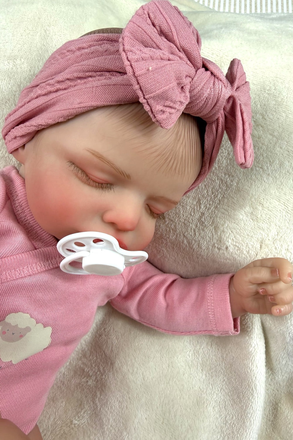 Chloe 🤍 Muñeca Realista 44cm 2kg | Bebé Estilo Reborn Vinilo con Ojos Cerrados