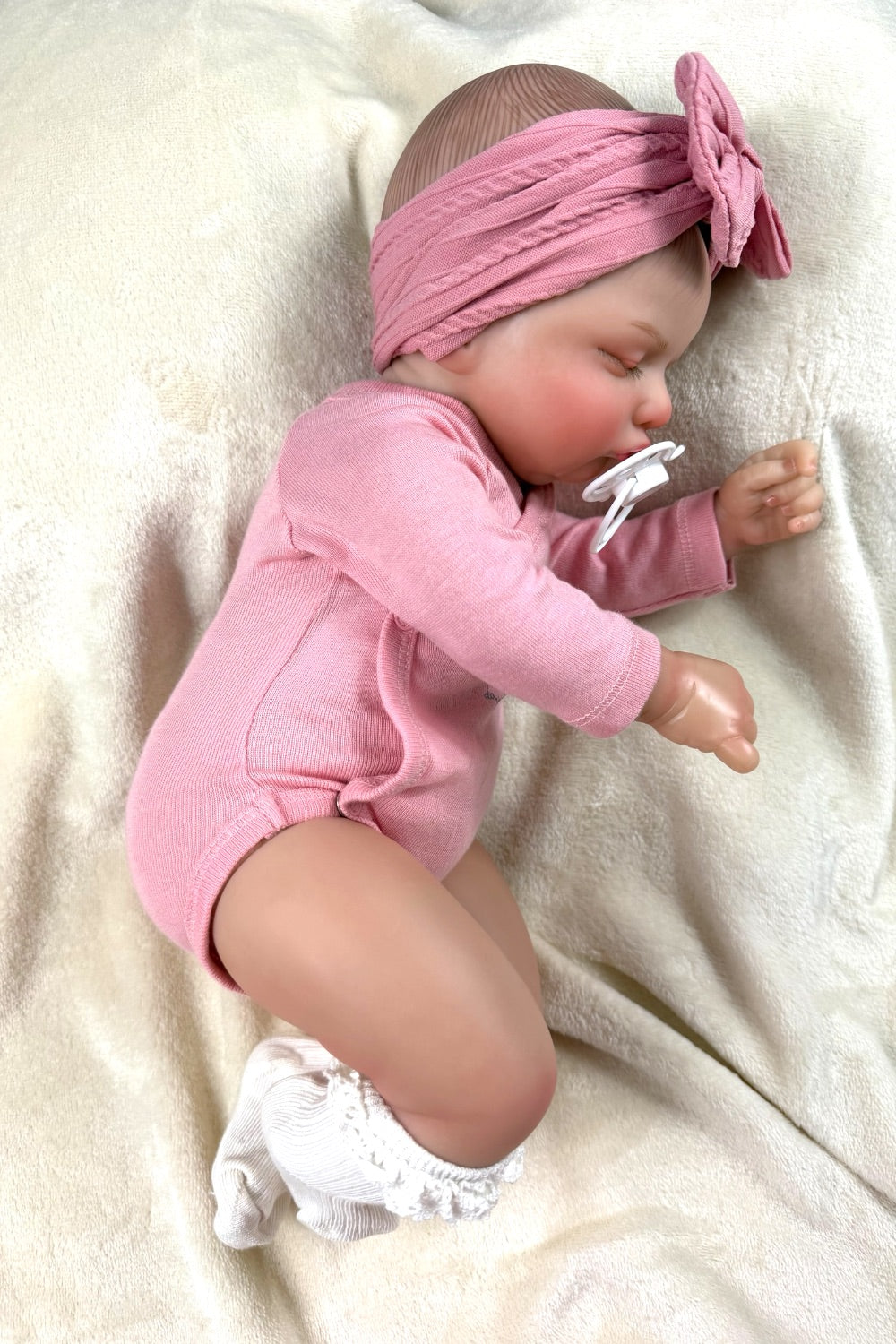 Chloe 🤍 Muñeca Realista 44cm 2kg | Bebé Estilo Reborn Vinilo con Ojos Cerrados
