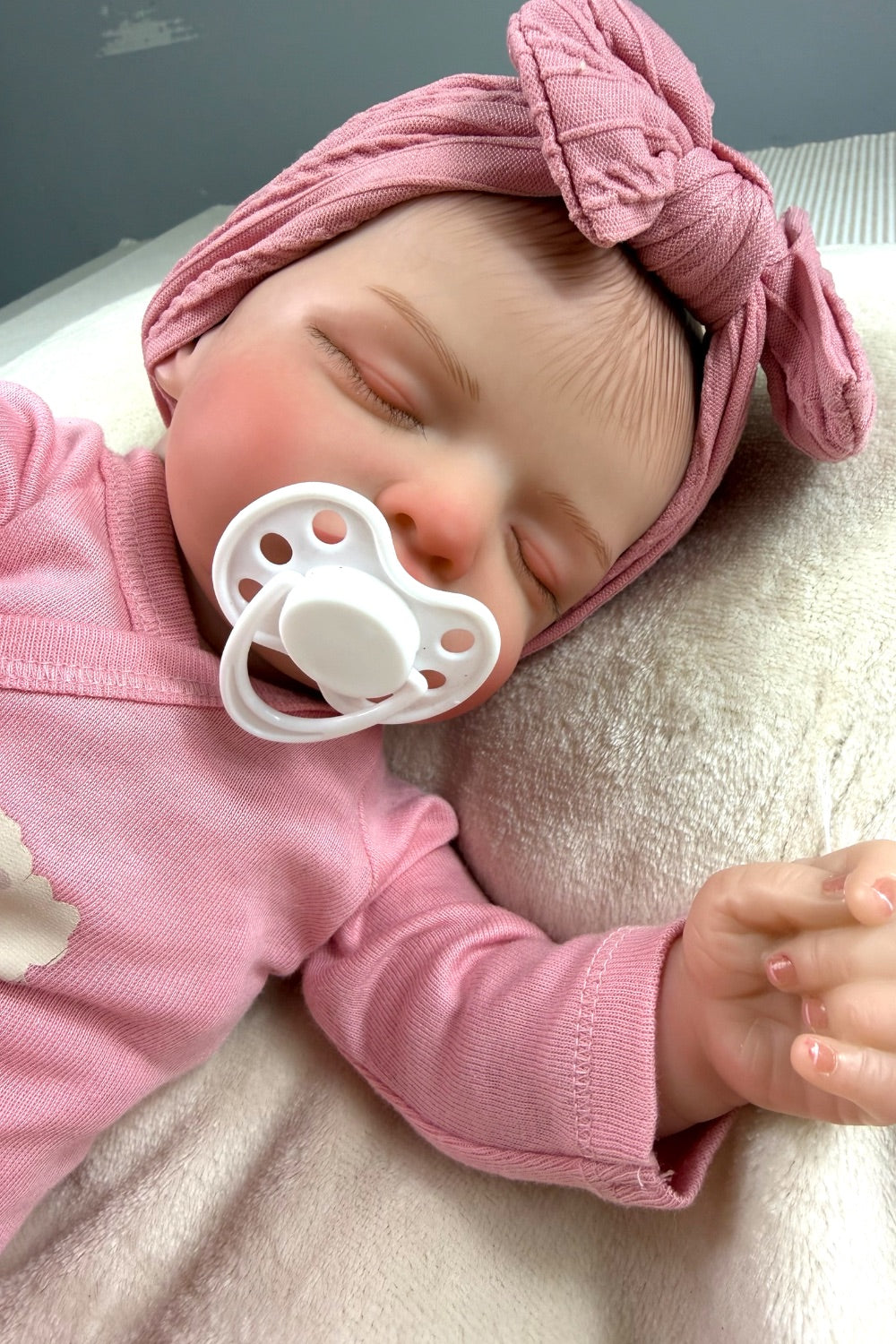 Chloe 🤍 Muñeca Realista 44cm 2kg | Bebé Estilo Reborn Vinilo con Ojos Cerrados