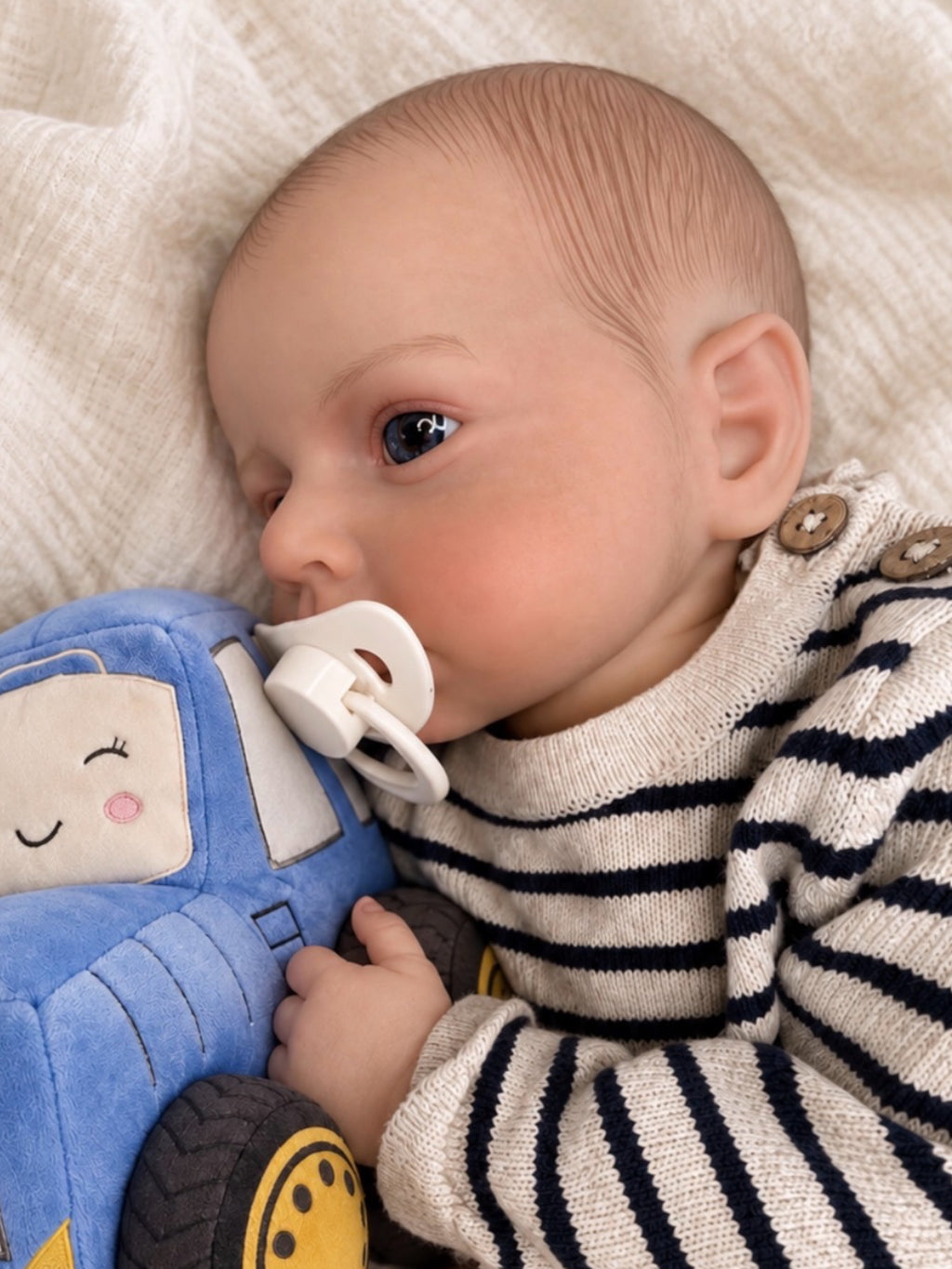 Hugo 🚜 Muñeco Realista 49cm 2,13kg | Bebé Estilo Reborn Vinilo con Ojos Azules