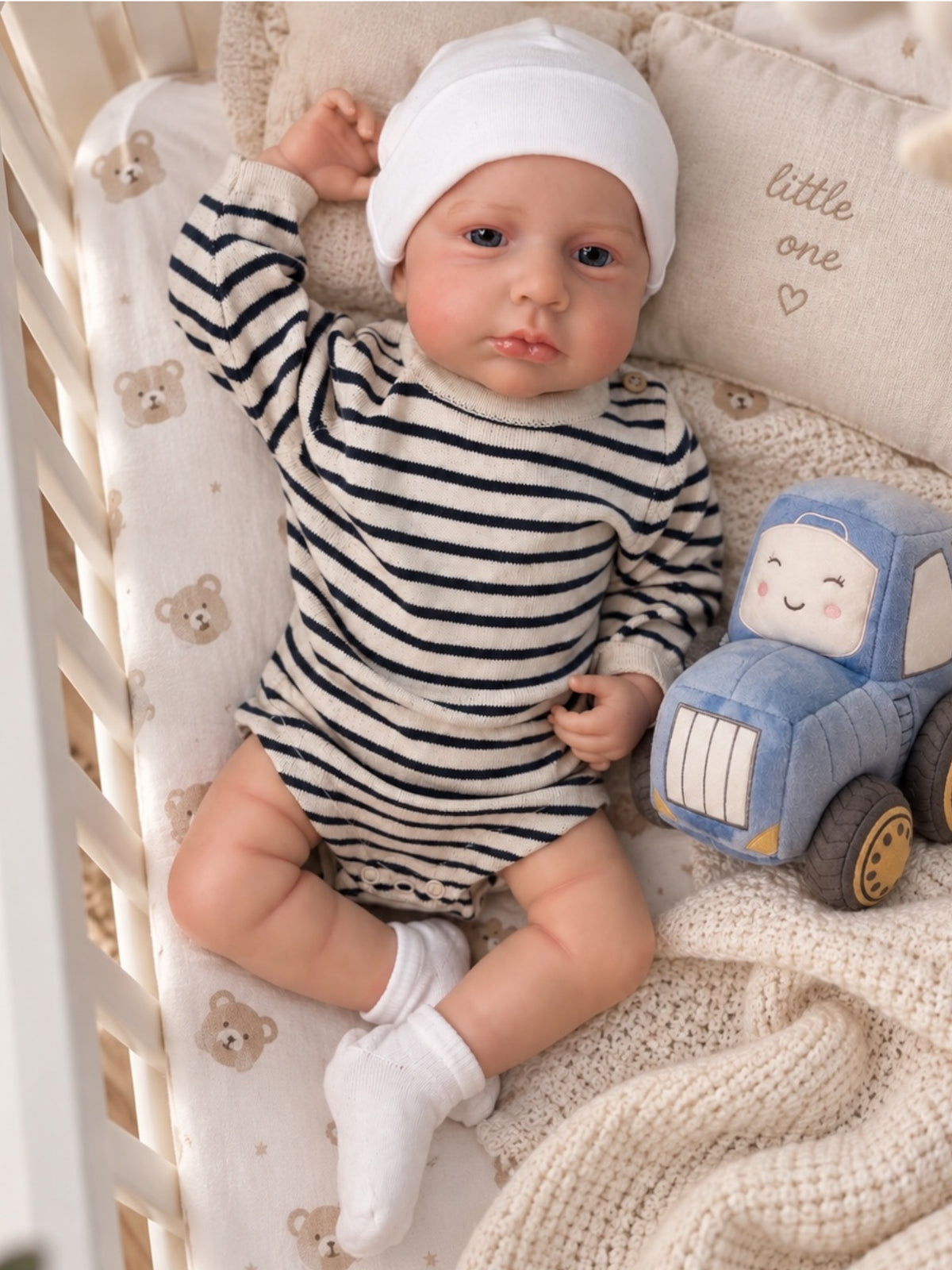 Hugo 🚜 Muñeco Realista 49cm 2,13kg | Bebé Estilo Reborn Vinilo con Ojos Azules