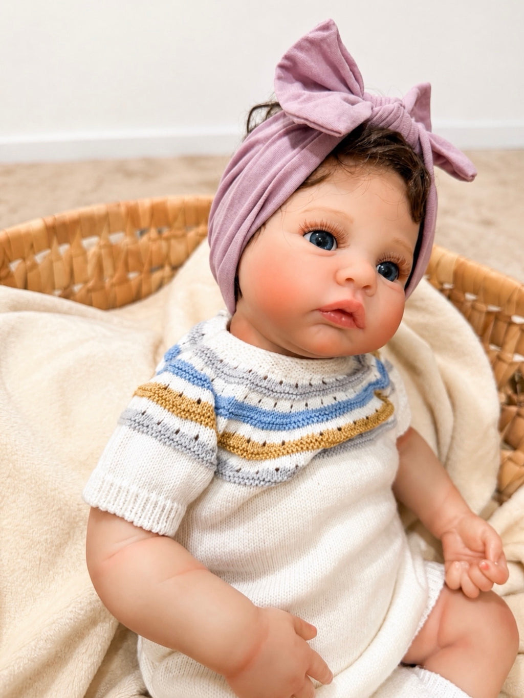María 💛 Muñeca Realista 45cm 1,680kg | Bebé Estilo Reborn Vinilo con Ojos Azules