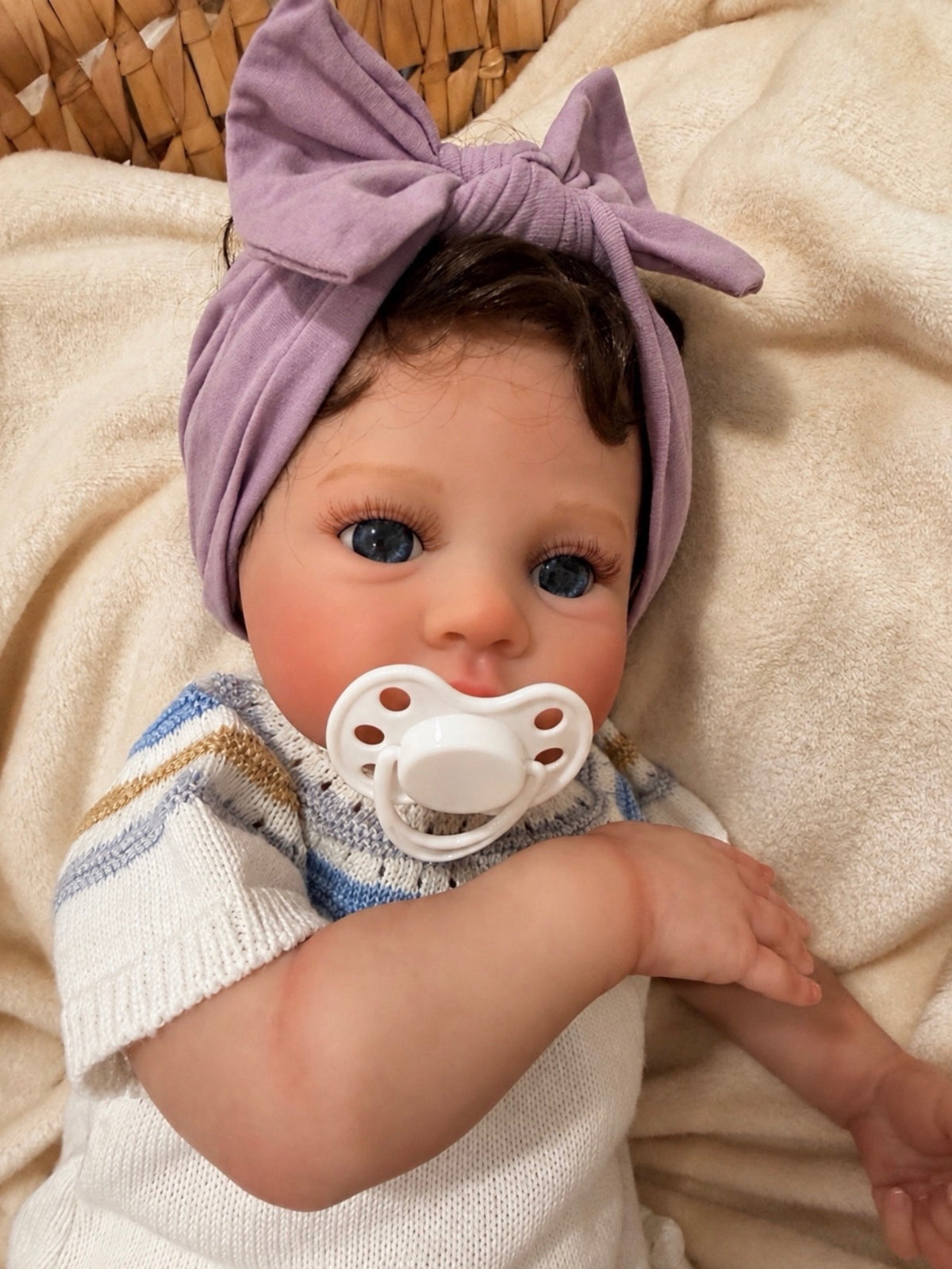 María 💛 Muñeca Realista 45cm 1,680kg | Bebé Estilo Reborn Vinilo con Ojos Azules
